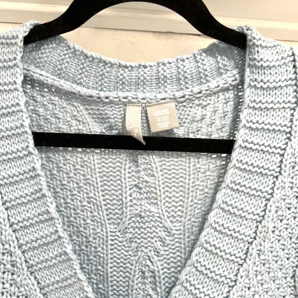 T8- Cozy Cable-knit Cardigan with pink flowers embroidered on sleeves-EUC Sz XL - Picture 2 of 4